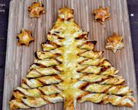 Sapin feuilleté et ses étoiles à la tapenade muhammara (poivrons grillés, noix et sirop de grenade)