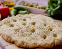 “Vous n’en ferez qu’une bouchée !” : Laurent Mariotte partage une recette de focaccia qui sera parfaite pour vos apéros dînatoires !
