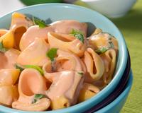 Le secret de cette recette réside dans sa sauce duo inventée par Amora : du ketchup, de la crème fraîche et du basilic... un délice…
