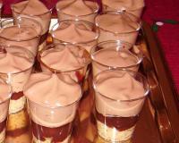 Ce dessert est basé sur la crème fraîche au chocolat.