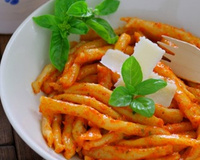 Pâtes « strozzapreti » faites à la main sauce "sugo" et champignons