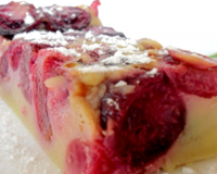 La première fois que j'ai fais ce clafoutis, je devais avoir 8-9ans. Je l'avais fait en cachette pour l'anniversaire de ma mère.