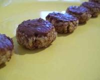 Il s'agit de petits biscuits mous à base de pralin avec recouverts de chocolat au lait