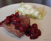 Pavé de cerf sauce aux griottes et gratin de ravioles aux girolles et au chèvre