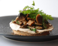 Pavlova d'automne aux champignons, crème d'ail et chips de bacon