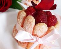 Version très girly de la célèbre charlotte, alliant la délicatesse de la rose à l'acidité de la framboise.