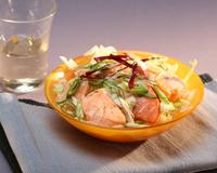 Une recette simple comme bonjour à base de saumon mi-cuit au micro-ondes et d'oignons nouveaux. Effet garanti sur vos convives !