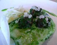 Pavé de cabillaud au caviar d'escargots, fondue de fenouil