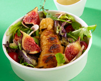 Salade croustillante au poulet, figue et sauce moutardée