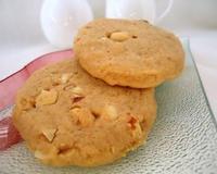 J'ai voulu retenter l'expérience avec une autre version à base de cacahuètes concassées. Le résultat fut délicieux, des cookies moelleux de l'intérieur et bien croustillants…