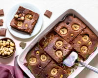 Brownie au chocolat, banane et noisettes