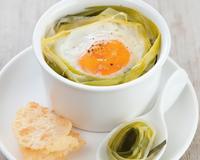 œuf cocotte à la fondue de poireau et tuiles au parmesan