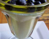 Une petite verrine qui sert à la fois de déssert ou de goûter car elle contient un élément clé: un fromage blanc (nourrisant et sain)