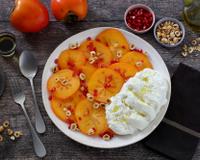 Une salade Caprese parfaite pour l'automne et l'hiver, où la tomate est remplacée par le kaki. Une association originale entre les Kakis Ribera del Xuquer…