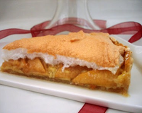 J'ai préparé une tarte aux pommes bien fondante surmontée d'une couche meringuée.Elle est très facile à réaliser.