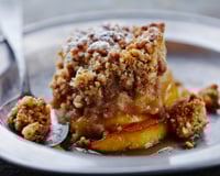 Cyril Lignac revisite le crumble poire-chocolat avec une touche exotique qui change tout