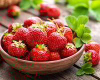 Ne jetez plus les queues de fraises : elles méritent mieux ! Voici notre recette parfaite pour les transformer