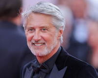 Entre Paris et Trouville, l’animateur Antoine De Caunes dévoile ses adresses favorites pour bien manger