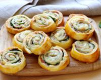 On ne lasse pas de ces petits escargots feuilletés pour l'apéro. Cette version donne des roulés bien garnis, n'hésitez pas à les servir…