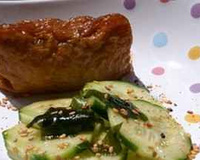 Inarizushi, poches de tofu frit garnies de riz au saumon fumé mariné et omelette japonaise