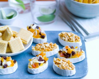 Mini camemberts croustillants et fruits secs aux cacahuètes