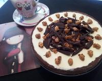 Tarte au chocolat avec une pâte sucrée au cacao et copeaux de chocolat noir.