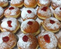 Soufganiya : Une soufganiya est un beignet de forme sphérique aplatie, qui est d'abord frit, puis percé et fourré de confiture, de marmelade, de…