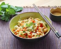Une jolie salade qui peut faire office de plat si vous augmentez les quantités. Les pousses de bambou apportent du croquant, on adore.