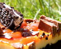 Je suis très gourmande de cheesecake, pour celui ci : base biscuitée aux oréos , garni d'oréos et de morceaux de toblerone, nappé de salidou et recouvert d'éclats de…