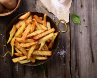 Cet ingrédient basique va vous permettre de faire des frites au four bien croustillantes