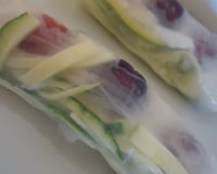 Rouleau de printemps aux courgettes, cerises et chèvre frais
