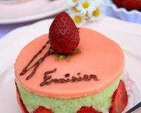 Le fraisier est un classique de la pâtisserie française, j'ai voulu le revisiter un peu, tout en gardant la base du fraisier. J'ai donc chocolaté la génoise et remplacé…