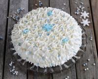 Voici un gâteau Reine des Neiges tout en finesse pour le plaisir des grands et des pétits.