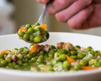 “On va manger léger” : Cyril Lignac partage sa recette de petits pois aux saucisses pour se régaler facilement