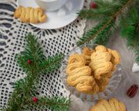 Les spritz sont de petits gâteaux secs typiquement Alsacien préparés au moment de Noël. Trempés dans le chocolat, c'est un régal…