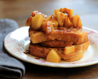 Brioche perdue aux pommes et sauce caramel au beurre salé à la plancha
