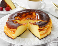Comment faire un vrai cheesecake basque, ce gâteau qui a séduit le monde entier ?
