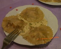 Ravioles de saumon fumé au caviar d'aubergine et noisettes grillées et sa crème de curry