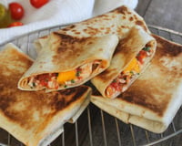 Wrap grillé au poulet et au fromage