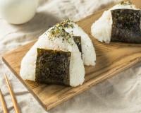 Comment faire de délicieux onigiri ? Ce snack japonais à base de riz très facile à préparer est parfait pour une petite faim !