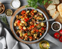 Faut-il vraiment éplucher les tomates et les poivrons pour réussir sa ratatouille