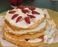 Voici un délicieux gâteau aux fraises avec de la chantilly ! Petits et grands en redemanderont !