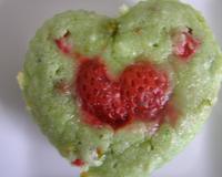 Petit gâteau moelleux au bons goûts de pistache et de fraises.