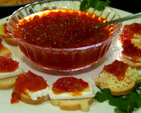Délicieuse confiture de poivron rouge, oignon et tomate à manger avec tartines et fromage.