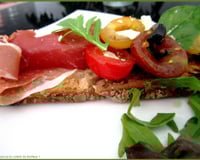 Bruschetta aux tomates cerises et jambon cru