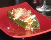 Piments farcis aux légumes du soleil sur un lit de feta.
