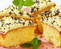 Ce gâteau se compose d'une base de gâteau au yaourt surmonté d'un glaçage citron. Un vrai régal !