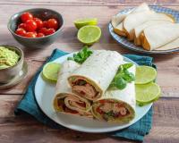 Wraps aux tranches végé haricots blancs, poivrons grillés, guacamole et salade