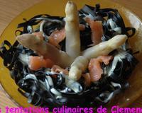 un plat aux couleur inversé : des pâtes noires, une garniture blanche pour des parfums qui se marient délicieusement