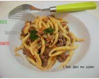 Trofie, saucisse et tomates